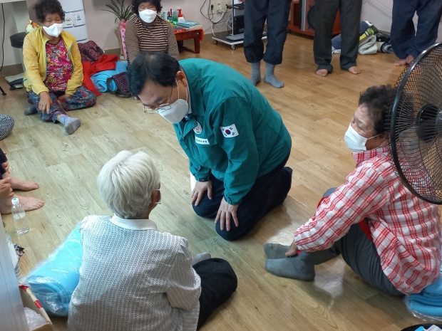 주낙영 경주시장이 19일 암곡동 대승마을 경로당을 방문해 이재민을 격려하고 있다.