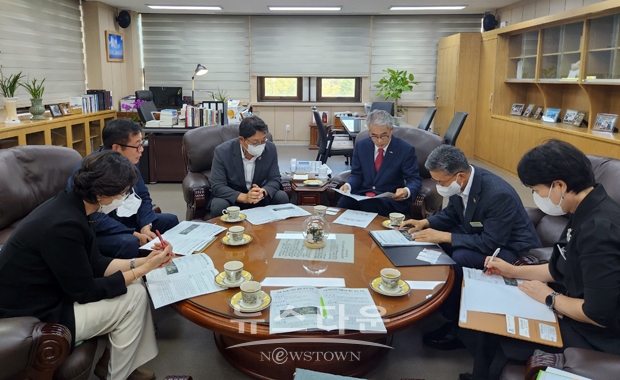 홍태용 김해시장이 지난 10월 19일 오후 경상남도교육청을 방문해 박종훈 도교육감과 긴급한 교육 현안을 논의했다. 홍 시장은 김해 제2특수학교 설립, 주촌·장유권역 고등학교 신설, 경남예술교육원(동부권) 설립의 조속한 추진을 건의했다.