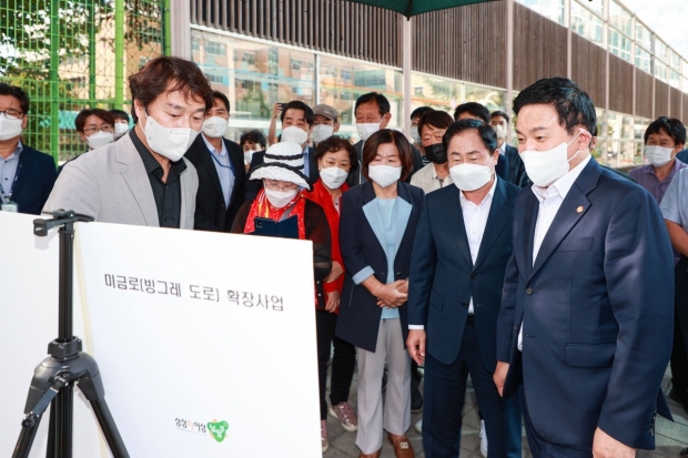 남양주시 교통국장으로부터 미금로 확장 사업에 대한 브리핑을 듣고 있는 원희룡 장관과 주광덕 시장