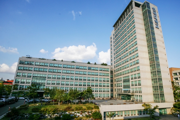 인하대학교 하이테크센터 전경.
