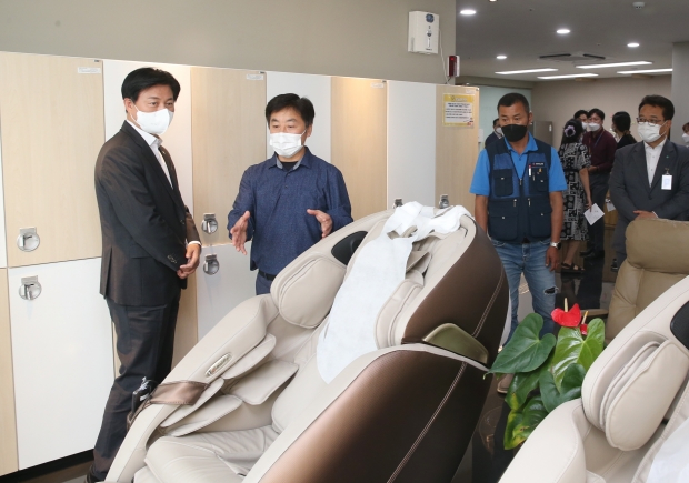 조용익 시장(맨왼쪽)과 이동노동자쉼터 운영실장(왼쪽에서 두번째)이 이동노동자쉼터에서 이동노동자들의 건의사항에 대해 이야기를 나누고 있다
