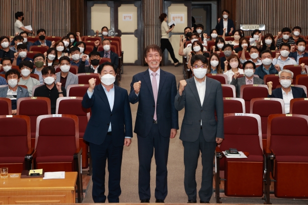 ‘2022년 Insight 명사 특강’ 기념사진(가운데 왼쪽부터 주광덕 남양주시장, 유민봉 교수, 이석범 남양주시 부시장)
