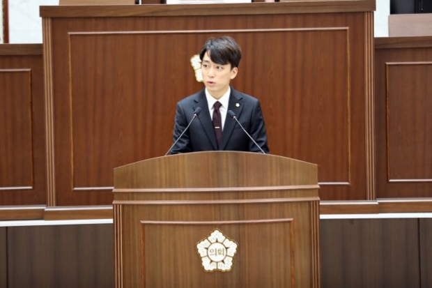 연수구의회 박민협 의원이 5분 자유발언을 통해 송도의 과밀학급 문제와 학교신설을 촉구하고 있다.