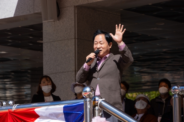 ‘제9회 2022 호평동민 하나되기 체육 대회’ 에 참석한 주광덕 남양주시장