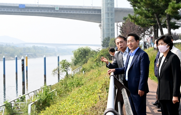 유정복 인천광역시장이 29일 계양구 장기동 경인아라뱃길에서 윤환 계양구청장과 경인아라뱃길 수변관광지 조성 등 계양구 현안사업에 대해 논의하고 있다.