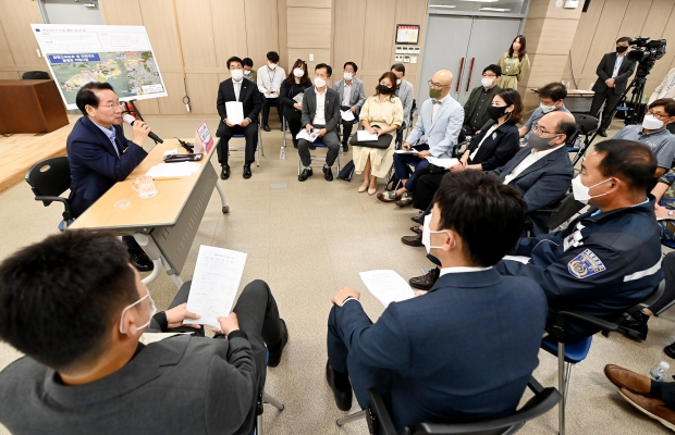유정복 인천광역시장이 29일 영종도 중구 제2청사에서 열린 '찾아가는 열린 시장실'에서 '인천대교·영종대교 통행료 무료화 정책 조속추진'에 대한 온라인 열린시장실 시민의견에 답변하고 있다.