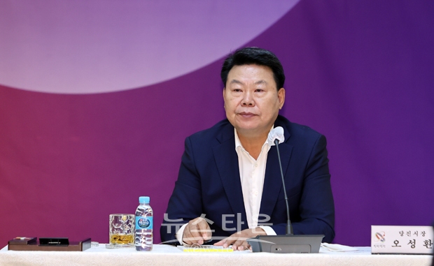 오성환 시장이 취임 100일을 맞아 국·소장 등 공무원과 출입기자들이 참석한 가운데 10월 4일 오전 10시 30분 시청 해나루홀에서 기자회견을 가졌다. 오 시장은 민선8기 슬로건인 ‘함께 여는 미래! 생동하는 당진’을 이뤄내기 위해 오랜 행정 경험을 통해 시민과 소통하며 현장에서 직접 발로 뛰는 실용적인 행정을 펼쳤다고 밝혔다.