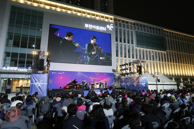 부천아트센터 준공 기념으로 열린 파크콘서트를 즐기고 있는 시민들