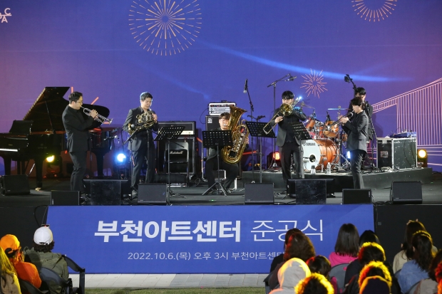 부천시청 앞 잔디광장에서 파크콘서트를 진행하고 있다
