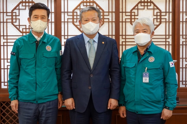 좌측부터 이강덕 포항시장, 이상민 행정안전부장관, 백인규 포항시의회 의장