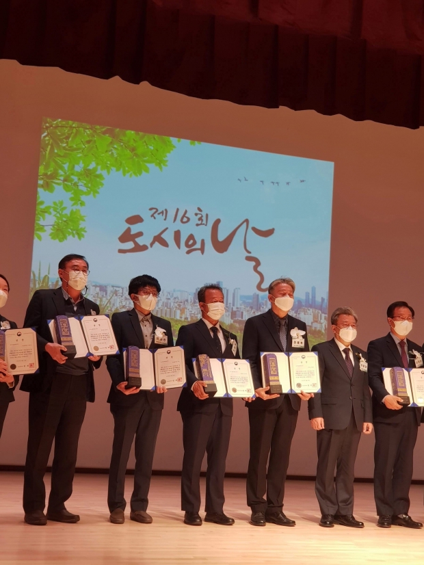 지난 18일 서울특별시 종로구민회관에서 경주시 최원학 도시계획과장이 도시대상 장관상 수상 후 기념촬영을 하고 있다.