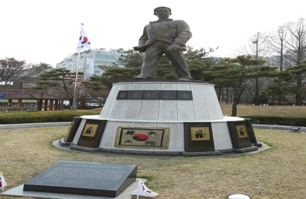 안중근 공원에 유치한 안중근 동상