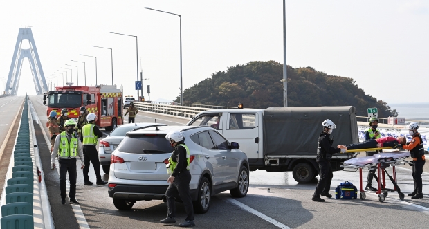 27일 영종대교 상부도로에서 인천시, 신공항하이웨이(주) 주관으로 '겨울철 폭설대응 교통소통대책 훈련'이 열리고 있다.