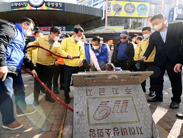 유정복 인천광역시장이 31일 이태원 사고와 관련해 남동구 모래내시장을 찾아 지하비상소화함을 점검하고 있다