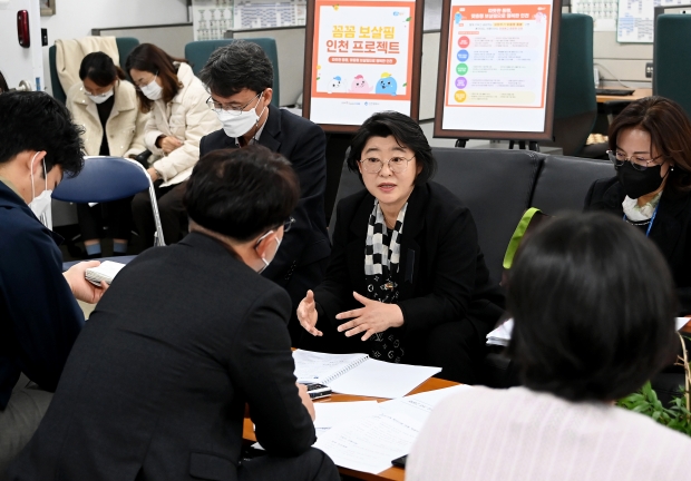 박명숙 여성가족국장이 2일 시청 기자실에서 여성가족국 소관 현안과 관련해 기자간담회를 하고 있다.