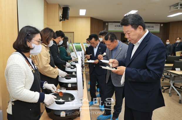 당진시가 11월 3일 오전 송악읍 당진해나루조합공동사업법인에서 국립식량과학원과 함께 추진한 수요자참여형품종개발연구(SPP)로 개발·선정된 지역특화 신품종 벼의 밥맛을 평가하는 자리를 마련했다. 사진) 오성환 당진시장이 밥맛을 평가하고 있는 모습
