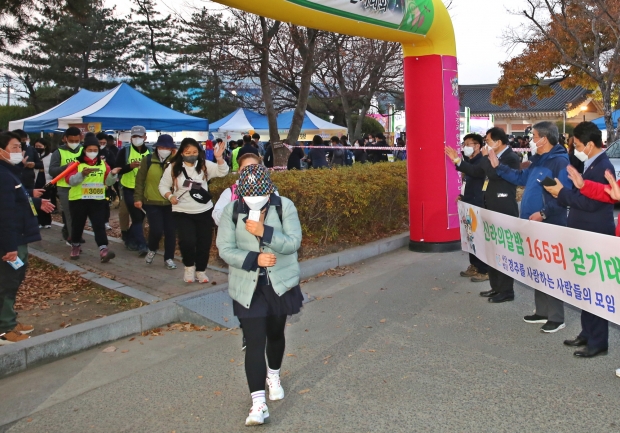 지난해 11월 20일 이틀간의 일정으로 열린 ‘제19회 신라의 달밤 165 걷기대회’에 참가한 시민들이 주낙영 경주시장 등 대회 관계자들의 환송을 받으며, 출발선을 떠나고 있다.