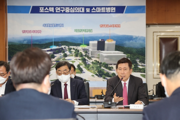 포스텍 연구중심의대 설립 공감대 형성을 위해 의견을 전하는 이강덕 포항시장