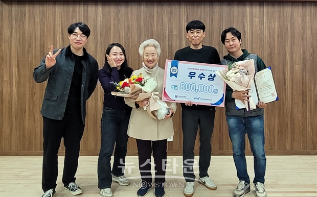 당진시가 지난 11월 23일 농림축산식품부가 시행한 ‘농촌에서 살아보기 우수사례 발표회’에서 작년 최우수상에 이어 올해도 우수상을 수상했다. 사진) 좌측부터 미래농업과 담당자 최동훈주무관, 농촌살아보기 멘토 박향주, 백석올미마을대표 김금순, 우수사례발표자 공용택, 윤신웅 참가자