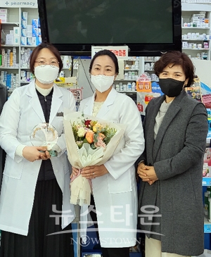 합덕읍 현대약국(좌측부터 지은실 약사, 백수정 약사, 안은주 마음건강팀장)