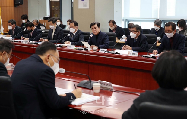 김태흠 충남지사가 12월 5일 충남도청 중회의실에서 열린 실국원장회의에서 “경제협력개발기구(OECD) 국가 중에서 실내 마스크 착용을 의무화한 나라는 우리나라 밖에 없는 것 같다”며 “정부에서 이 부분을 적극 검토할 수 있도록 협의하고, 불가능하다면 지방정부 차원에서 검토할 수 있도록 준비해 달라”고 강조했다.