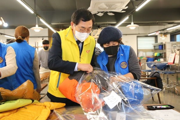 지난해 ‘외국인 근로자 겨울 외투 나눔 운동’ 당시 주낙영 경주시장이 종합자원봉사센터를 찾아 기증받은 외투를 포장하고 있는 모습.