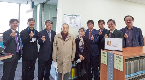 참석자들이 인하대학교 법학전문대학원 법학도서관에 조성된 국순옥 명예교수 기증서가를 둘러보고 기념촬영을 하고 있다.