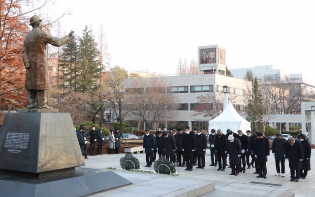 이강덕 포항시장과 백인규 포항시의회 의장 등이 박태준 포스코 회장 서거 11주기를 맞아 포스텍 청암조각공원을 방문해 참배하고 있다