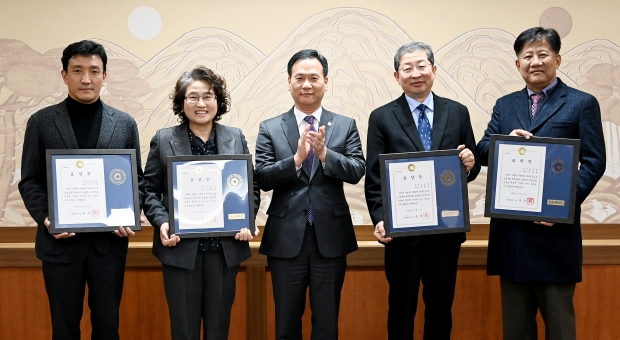 박덕수 행정부시장이 15일 시청 접견실에서 열린 '2022년 코로나19 병상관리 유공자 표창 수여식'에서 수상자들과 기념촬영을 하고 있다.(왼쪽부터 양문술 부평세림병원장, 정혜경 한림병원장, 박덕수 행정부시장, 박성준 뉴성민병원장, 이준섭 검단탑병원장)