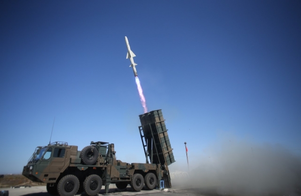 12식 지대함 유도탄 발사장면. 전장 5.00m, 전폭 0.35m, 중량 700kg, 유효 사거리 백수십 km, 제작 미쓰비시 중공업/ 사진 : 위키피디아