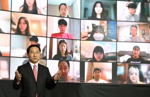 유정복 인천광역시장이 15일 인천시청에서 열린 '인천세계도시브랜드포럼'에서 개회사를 하고 있다.