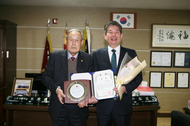 최계운 이사장(우)과 박용렬 회장(좌)이 우수기관 표창을 전달하고 기념촬영을 하고 있다.