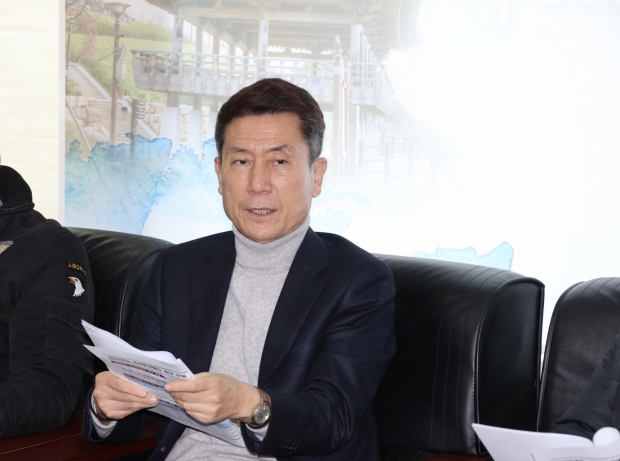 이강덕 포항시장이 26일 브리핑룸에서 포항시의 내년도 국비 확보가 가지는 의미에 대해 설명하고 있다.