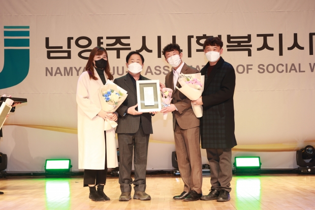 표창을 수여하는 주광덕 시장(왼쪽 두번째)