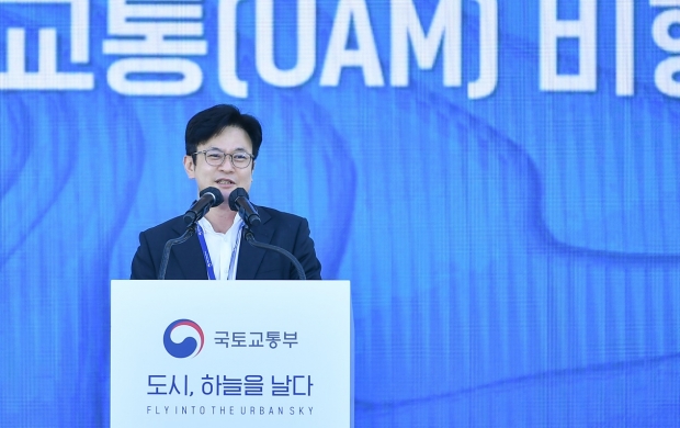 김병수 김포시장이 지난 11월23일 고촌읍 아라마리나에서 열린 도심항공모빌리티(UAM) 시연 행사에 참석한 모습이다.