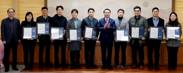 유정복 인천광역시장이 3일 시청 접견실에서 열린 '2022년 하반기 적극행정 우수부서 및 공무원 표창 수여식'에서 표창을 수여한 뒤 기념촬영을 하고 있다.