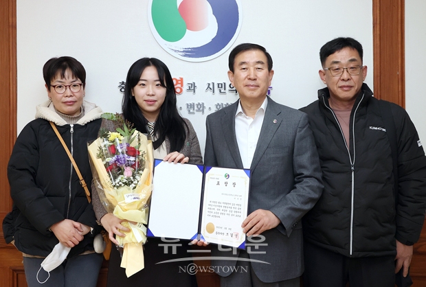조길형 시장이 1월 9일 충주상업고등학교에 재학 중인 이수민(여·2학년) 학생과 가족들을 시장실로 초청해 표창장을 직접 수여했다. 이수민 학생은 지난 12월 26일 충주공영버스터미널 외곽 공중화장실 인근 거리에 쓰러진 시민의 소중한 생명을 구해  ‘충주시장’ 표창을 수여하게 됐다.