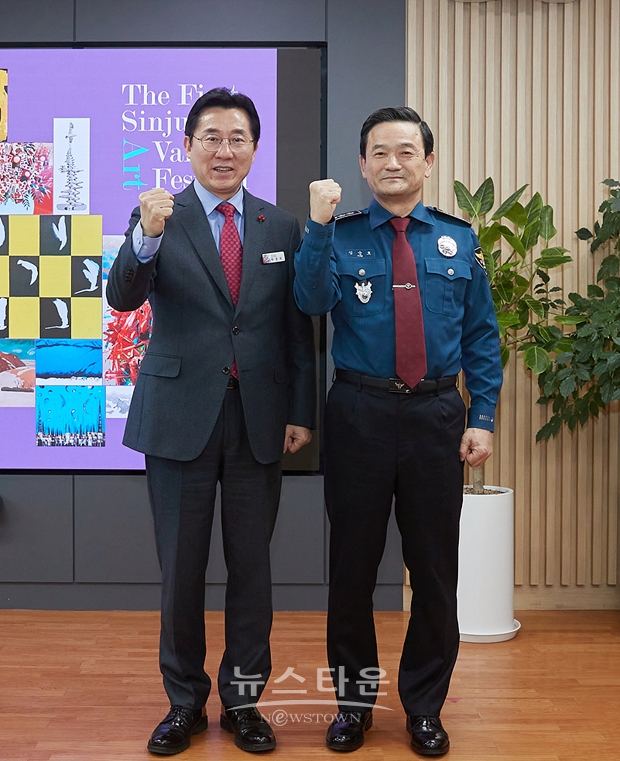 박경귀 아산시장이 지난 1월 9일 국립경찰병원 분원 유치에 이어 관내 소재한 경찰대학교에 공공의대 설립을 추진하겠다고 밝혔다. 사진）좌측부터 박경귀 아산시장, 김순호 경찰대학장