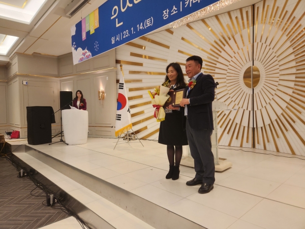 공로패를 수여받은 조재숙 사무총장이 박태갑회장과 기념촬영을 했다