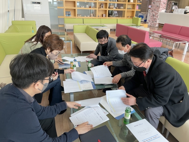 포항시가 지난 13일 ‘효플러스 그린카드제’ 운영 관련 단체 지부장들과 함께 간담회를 개최해 활성화 방안을 논의했다