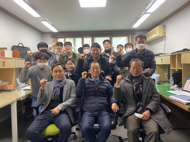 김순곤 도시개발국장을 비롯한 간부공무원들이 지난 16일 시청 합동설계작업장을 방문해 조기발주를 위해 애쓰는 직원들을 격려하고 기념촬영을 하고 있다.