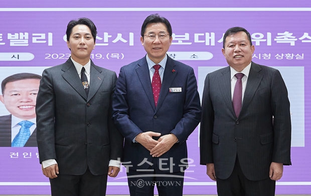 박경귀 아산시장(사진/중앙)이 1월 19일 아산시청 상황실에서 전인범 전 특전사령관(사진/우측)과 소리꾼 이봉근(사진/좌측)에게 홍보대사 위촉패와 홍보대사 명함을 전달했다.
