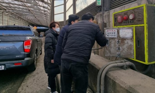 터널 안에 설치돼 있는 소화기, 소화전 등을 살피는 김포시 직원들.