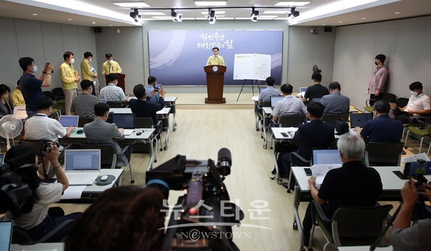 2022년 8월 24일 충남도청 브리핑실에서 김태흠 충남지사가 기자회견을 열고, 호남선 고속화 사업 예비 타당성 조사 통과를 발표하고 있다.