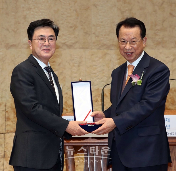 김태흠 충남지사(사진/좌측)가 지난 1월 29일 서울 명성교회에서 열린 ‘태안 유류피해 극복 기록물 유네스코 세계기록유산 등재 및 한국교회봉사단 창립 15주년 감사예배’에 참석해 유네스코 세계기록유산 등재 인증패를 수여하고, 봉사단으로부터 감사패를 받았다.