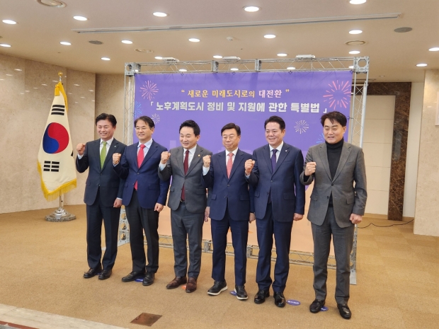 조용익 부천시장이 9일 정부서울청사 대회의실에서 열린 원희룡 국토교통부 장관과 1기 신도시 지자체장과의 간담회에서 기념사진을 촬영하고 있다.