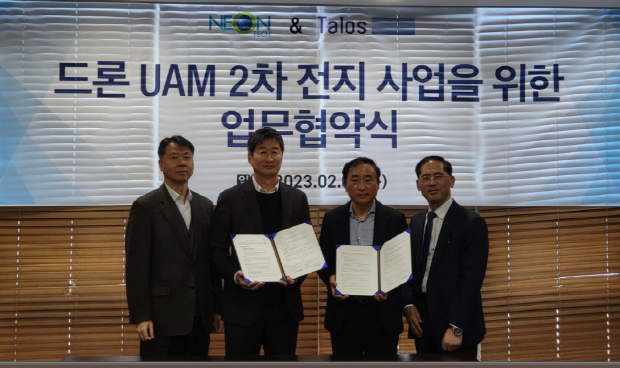 탈로스-네온테크 업무협약식 사진(좌측부터 김수홍 부사장(탈로스), 채재호 대표이사(탈로스), 황성일대표이사(네온테크),)