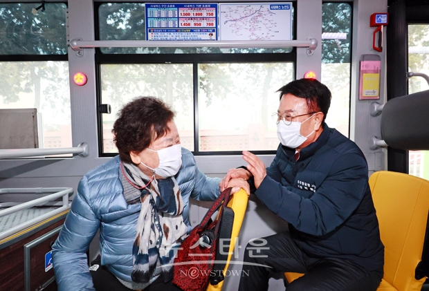 박동식 사천시장이 2월 13일 시내버스 탑승객들의 불편함을 함께 느껴보기 위해 ‘시내버스 탑승과 환승 체험’을 실시했다. 박 시장은 사천터미널에서 230-1번 시내버스를 타고 스위첸아파트 입구 사거리까지 이동하면서 불편사항을 직접 몸으로 느꼈다.