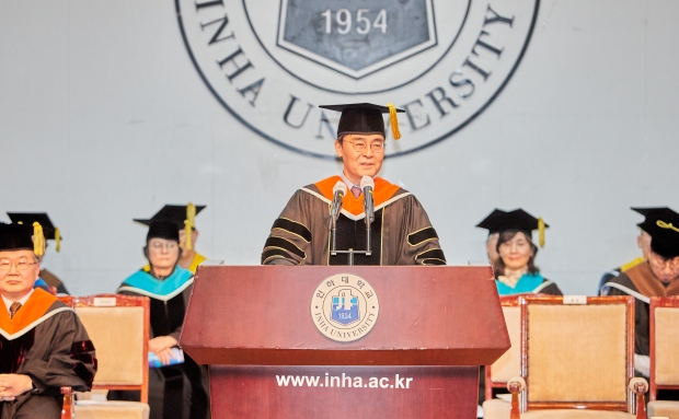 인하대 본관 대강당에서 열린 2023년 2월 학위수여식에서 조명우 총장이 훈사를 하고 있다.
