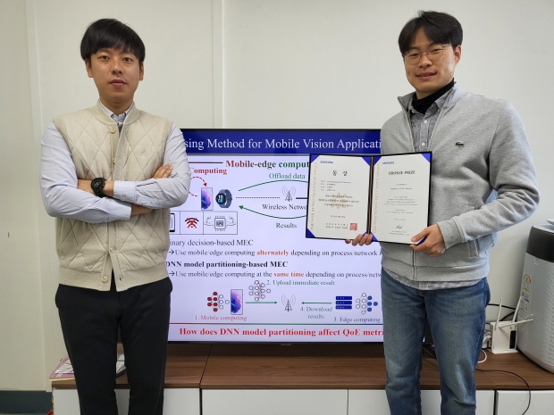 이경태 학생(사진 오른쪽)과 지도교수인 김영진 교수(사진 왼쪽)가 수상 기념사진을 촬영하고 있다